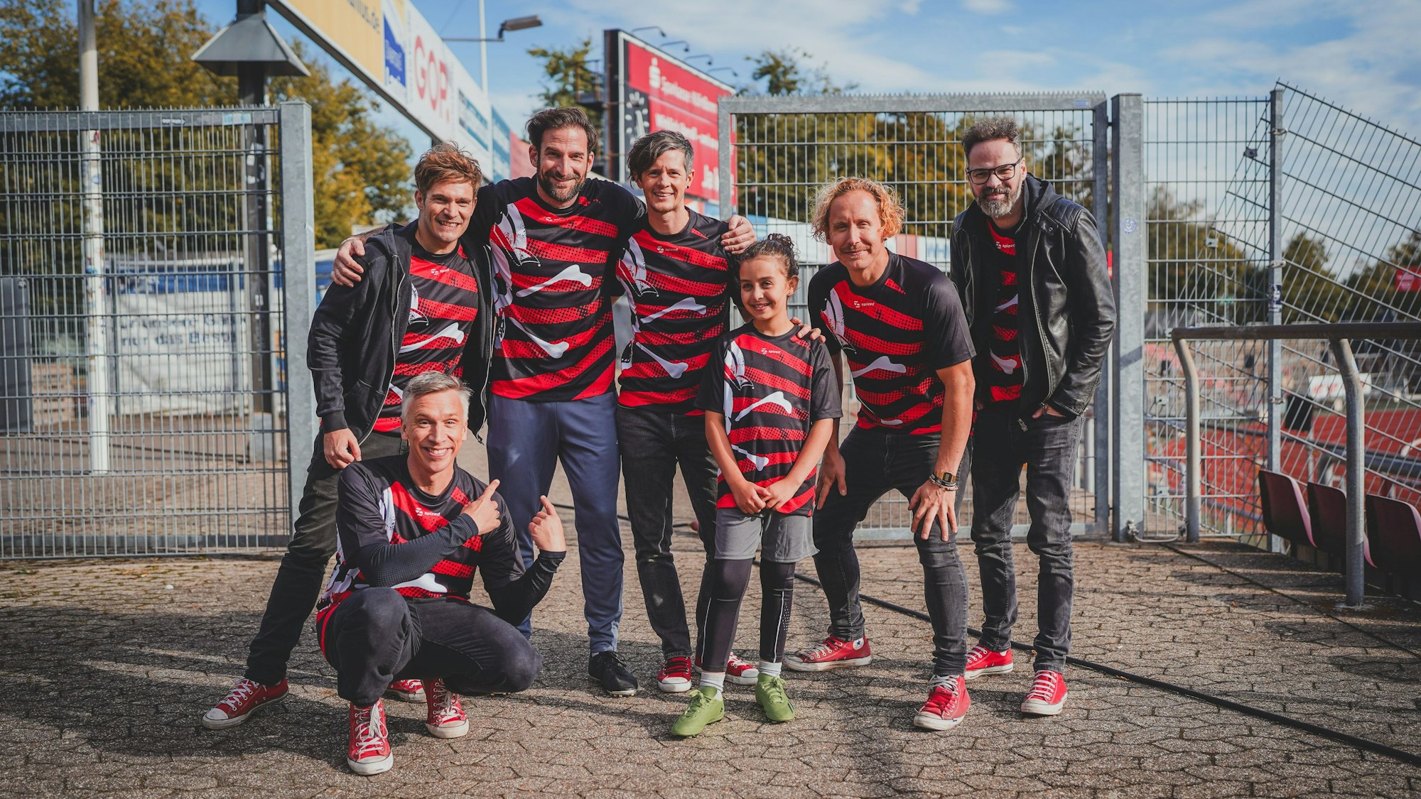 Die Band drehte das Video im Südstadion auch mit Matthias Weidenhöfer und Rita El Bali, die Vater und Tochter spielen.