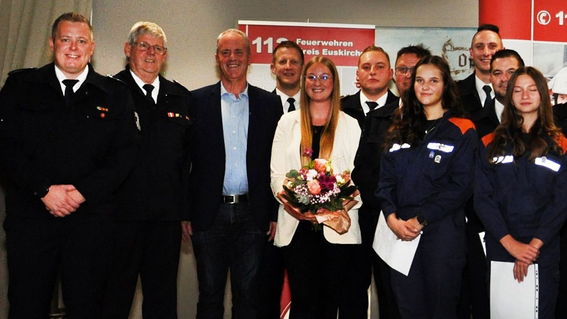 Auch die Feuerwehrspitze und der Bürgermeister stehen mit den Ausgezeichneten dort.