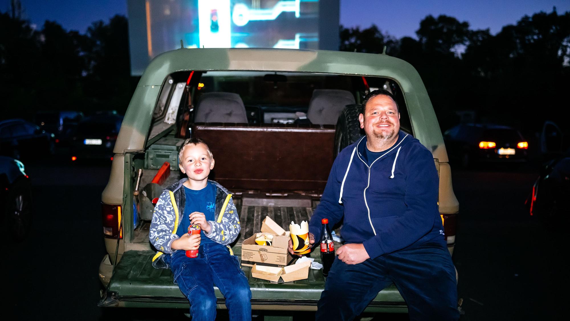Robin und sein Vater Andre kosten das Autokino zusammen nochmal voll aus.