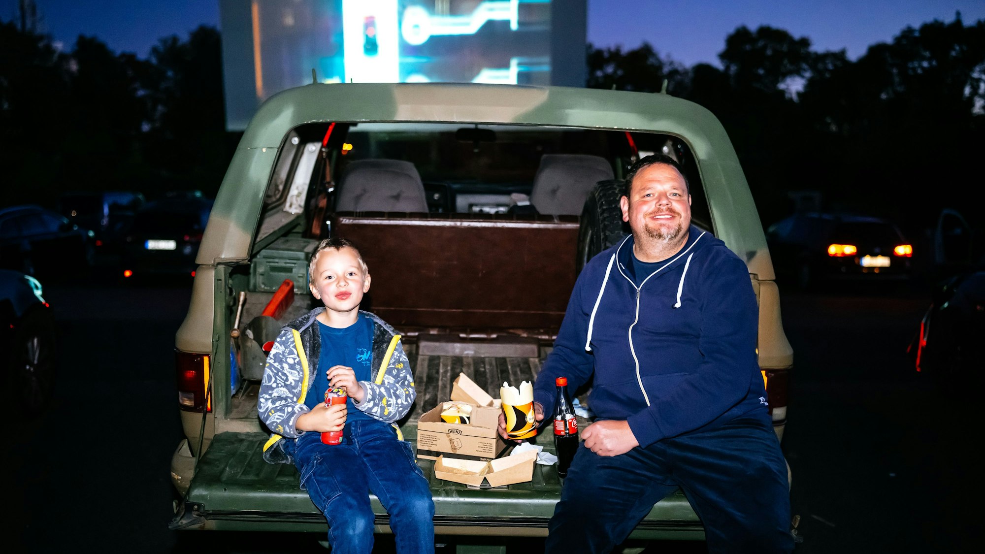 Robin und sein Vater Andre kosten das Autokino zusammen nochmal voll aus.