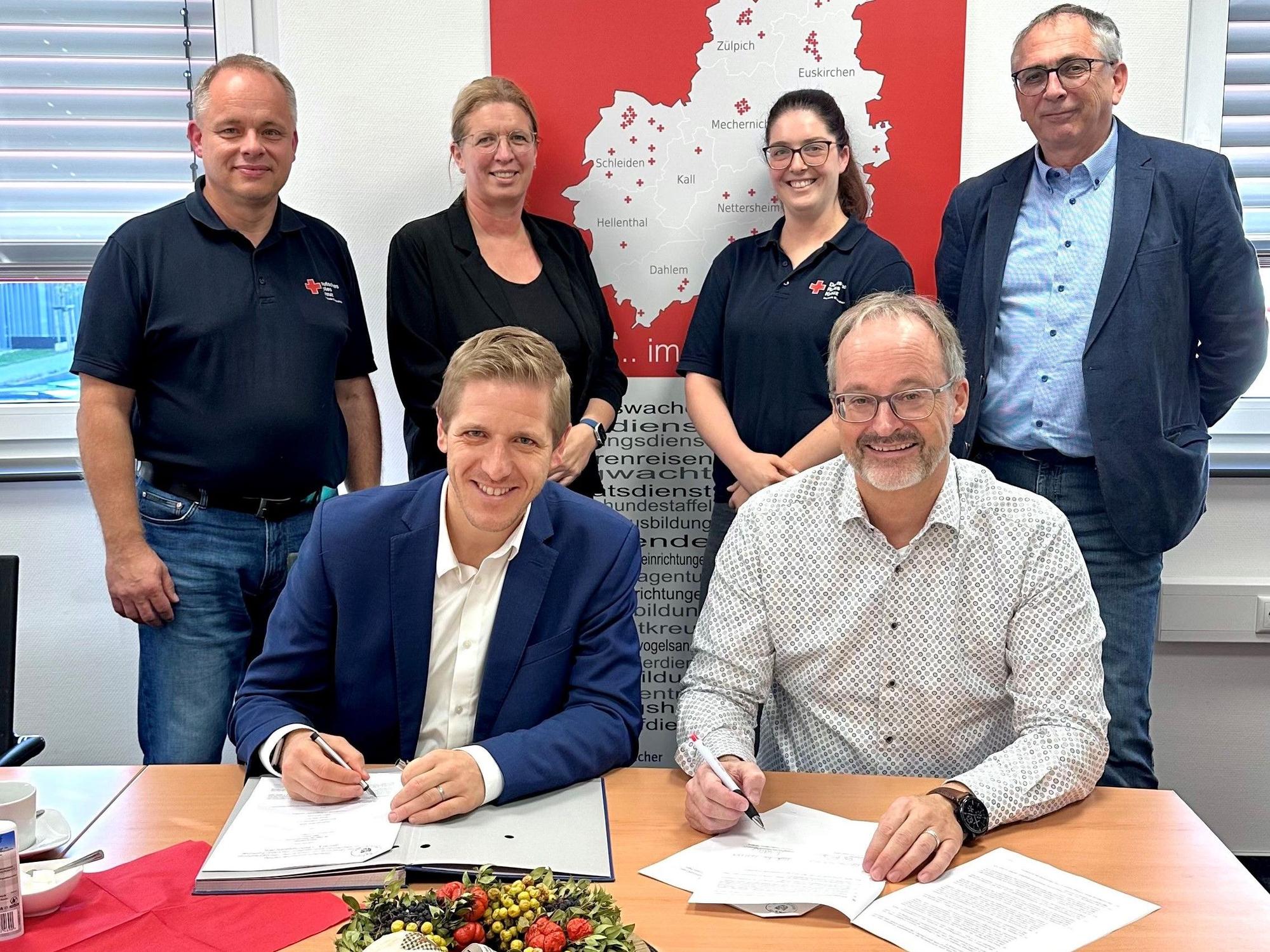 Das Bild zeigt die Protagonisten des DRK und Landrat Markus Ramers bei der Vertragsunterschrift.