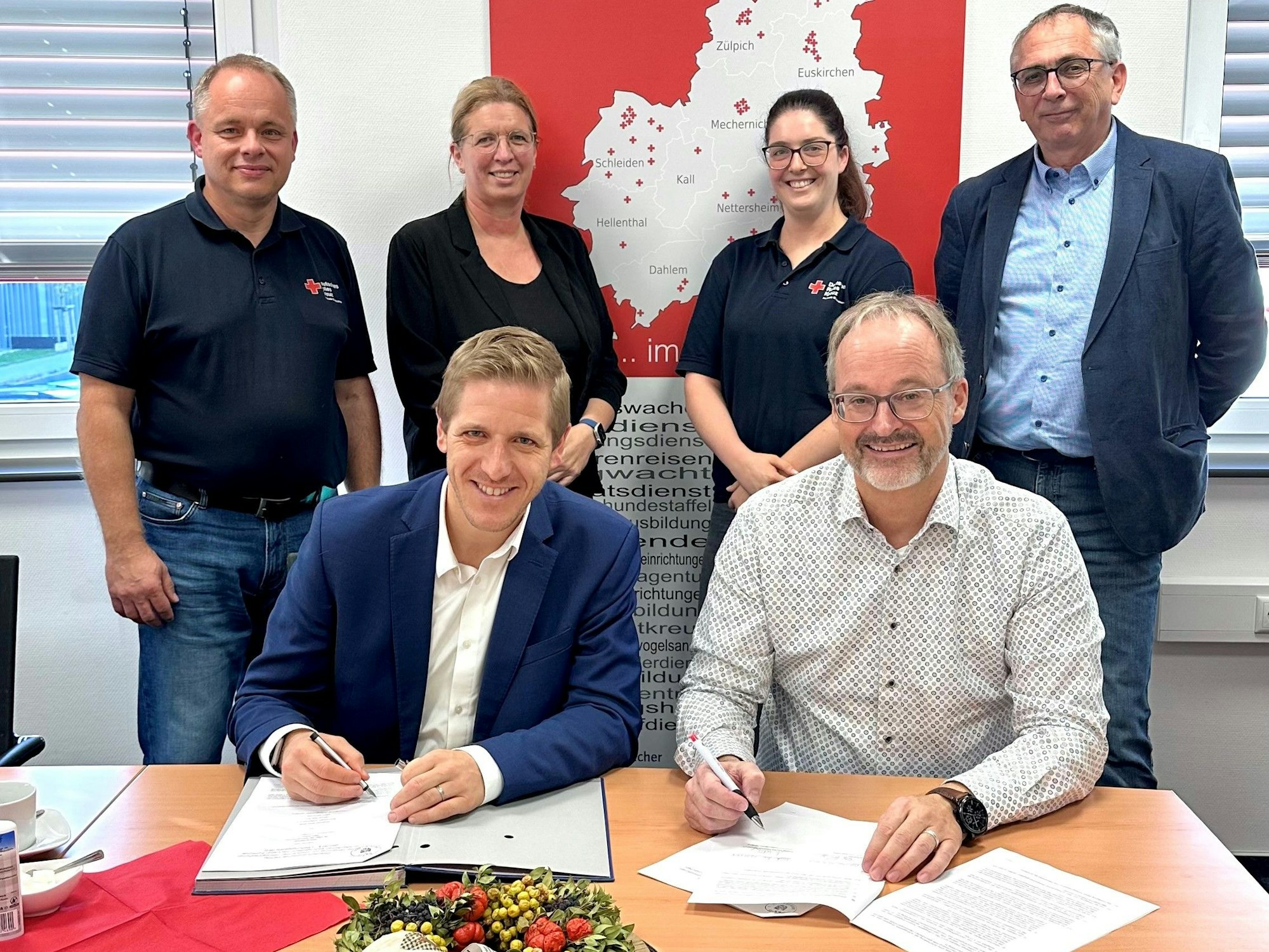 Das Bild zeigt die Protagonisten des DRK und Landrat Markus Ramers bei der Vertragsunterschrift.