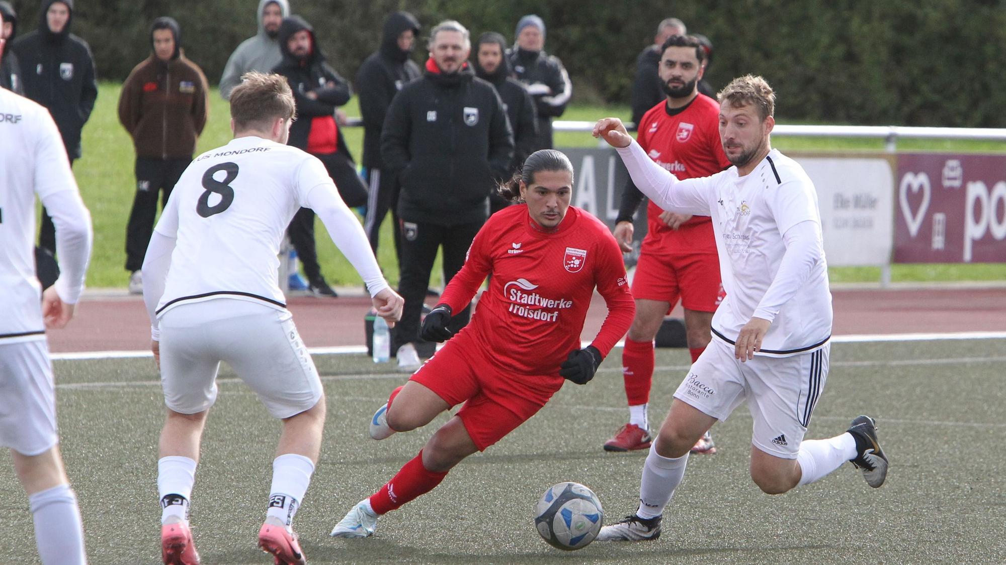 Bilal Barouag (am Ball) und die SF Troisdorf 05 sind vor dem zehnten Spieltag immer noch ungeschlagen.