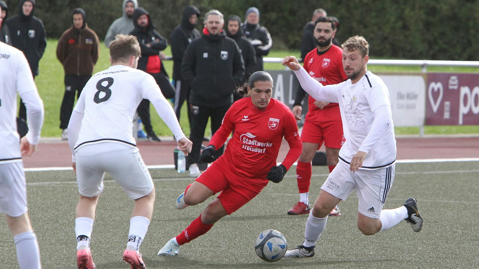 Bilal Barouag (am Ball) und die SF Troisdorf 05 sind vor dem zehnten Spieltag immer noch ungeschlagen.