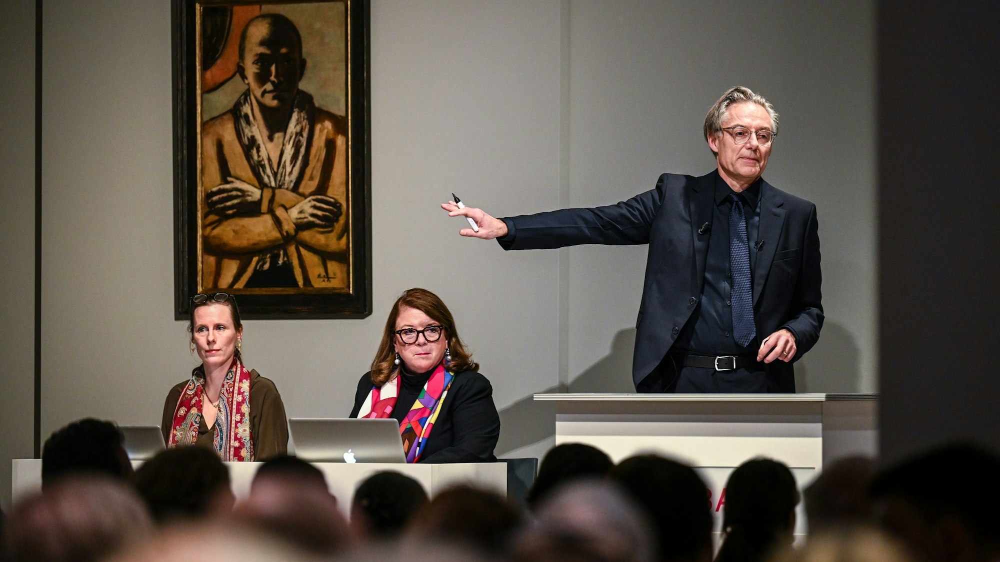01.12.2022, Berlin: Markus Krause leitet die Auktion des Gemäldes "Selbstbildnis gelb-rosa" von Max Beckmann beim Auktionshaus Villa Grisebach. Das Werk hat den Rekordpreis von 20 Millionen Euro erzielt. Foto: Britta Pedersen/dpa +++ dpa-Bildfunk +++