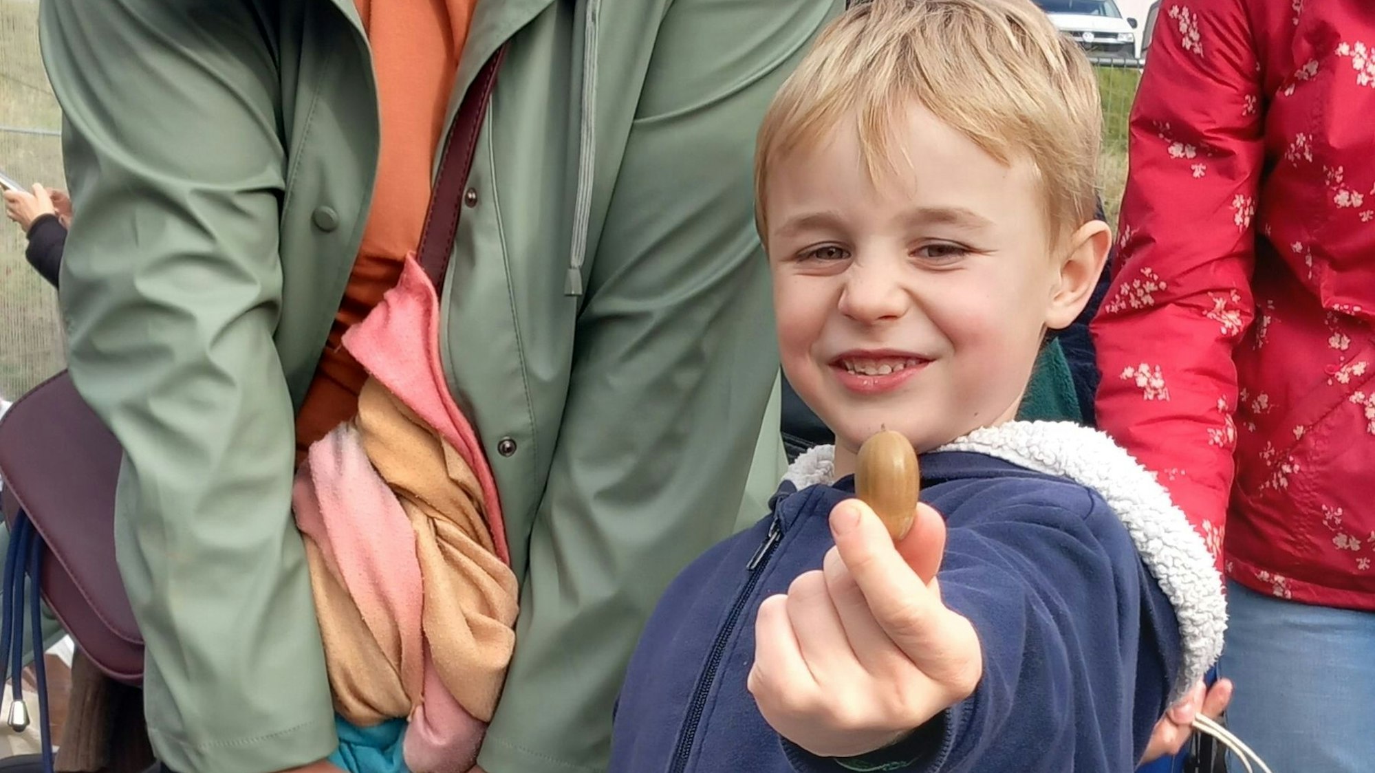Kastanienaktion bei Haribo. Katharina Apel von der Gottfried-Kinkel-Realschule in Liblar mit Sohn Jonathan aus Weilerswist.