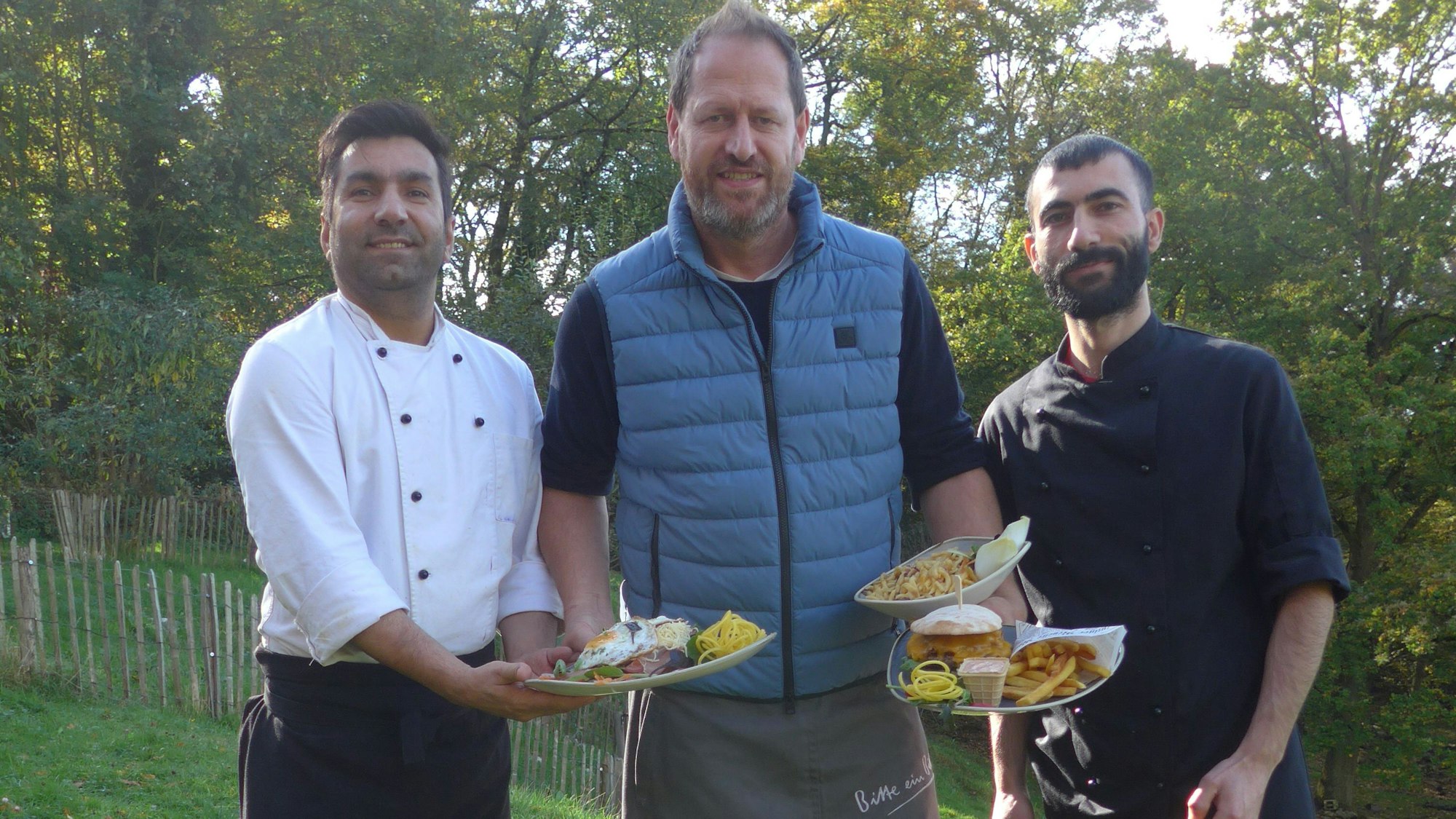 Betreiber Sven Trautmann (M.) bietet eine deftige Küche in seinem Winzerhäuschen