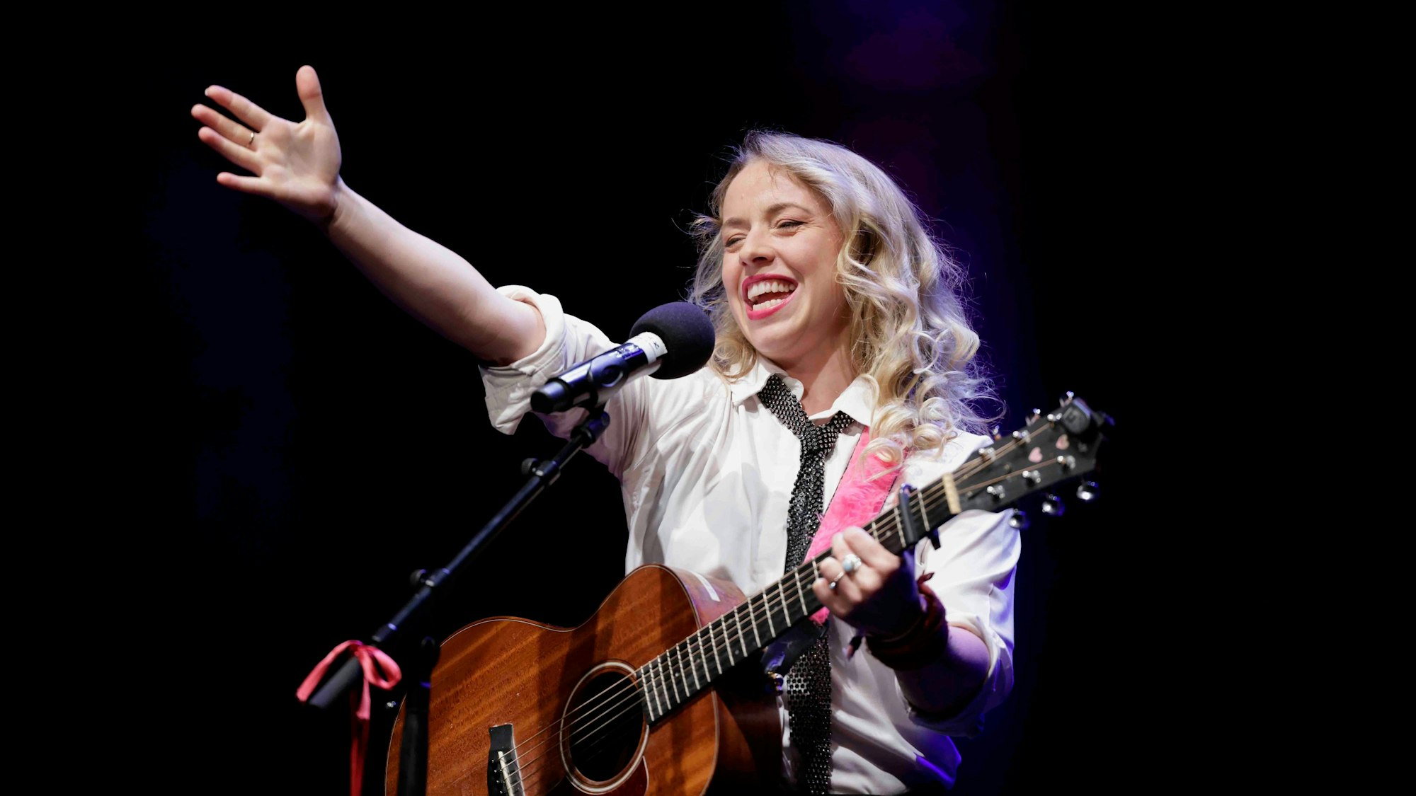Elisa Hantsch, bekannt unter ihrem Künstlernamen Miss Allie, bei der Eröffnungsshow „Köln lacht“.