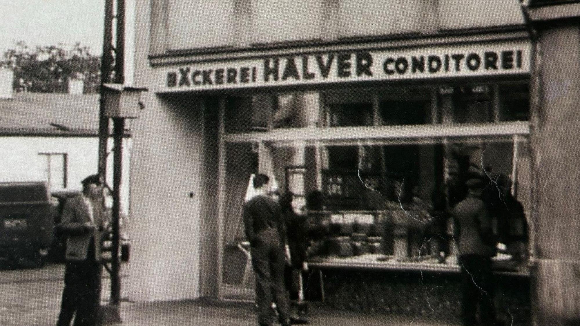 Zu sehen ist eine Schwarz-Weiß-Aufnahme einer Bäckerei.