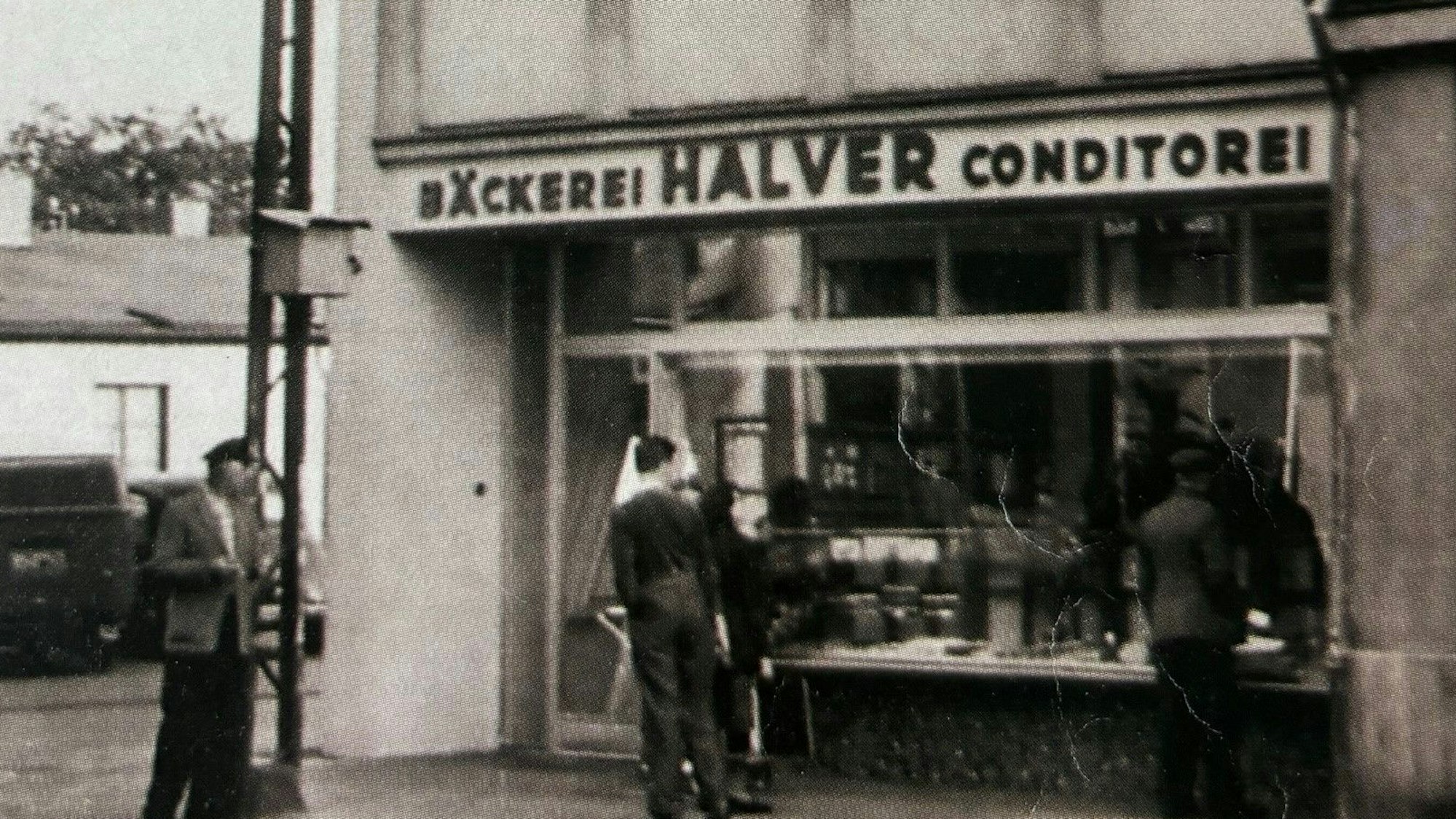 Zu sehen ist eine Schwarz-Weiß-Aufnahme einer Bäckerei.