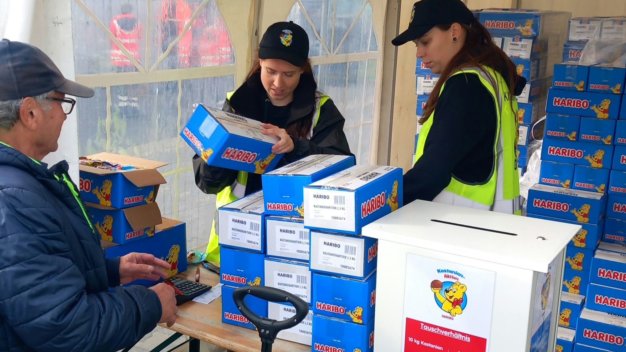 Opa Mario feilscht um Wurfmaterial für Karneval.