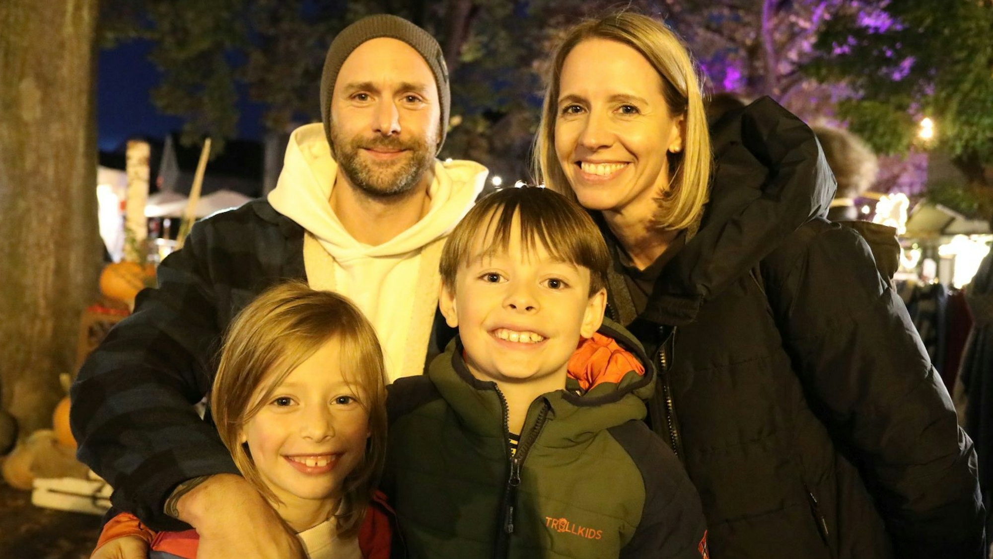 Ein Paar mit seinen zwei Kindern.