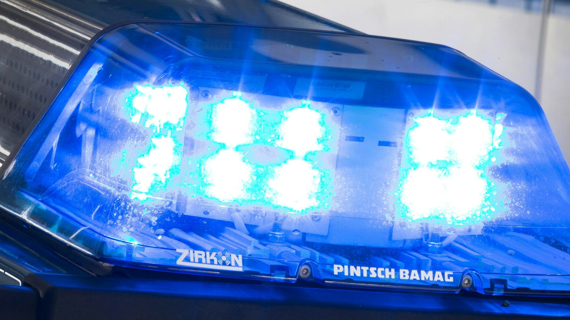 Ein Blaulicht auf einem Polizeiauto.