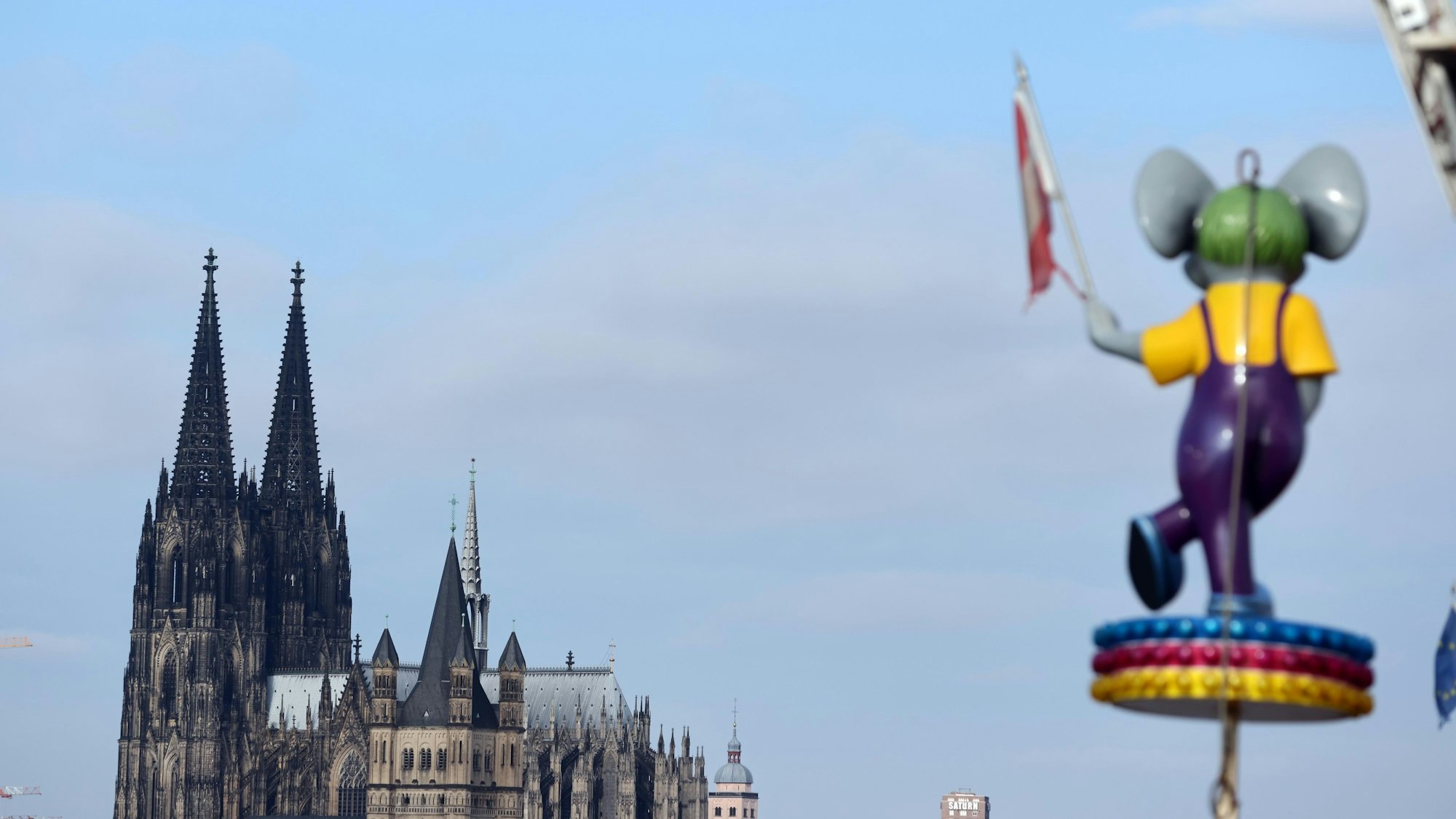 Kölner Dom mit der Achterbahn Wilde Maus