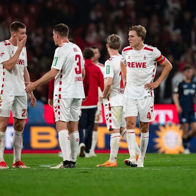 Kölns Eric Martel (l-r), Steffen Tigges, Dominique Heintz und Timo Hübers stehen unzufrieden nach der Partie auf dem Feld.