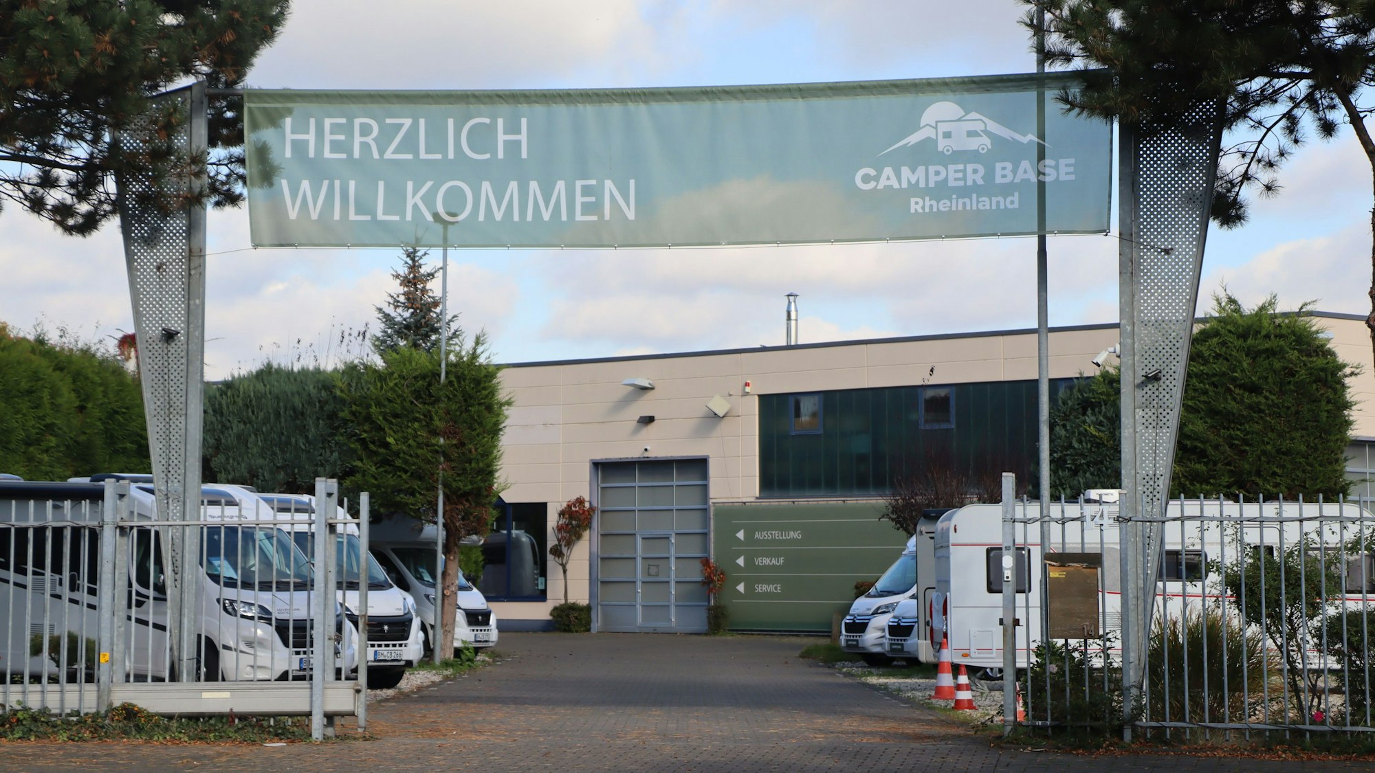 Ein Blick auf das Camper-Base.-Firmengelände.