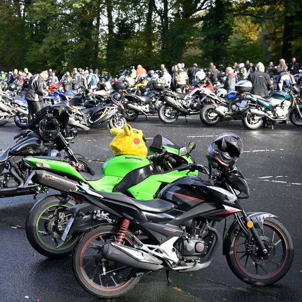 1.000 Biker mit ihren Motorrädern auf dem Parkplatz am Märchenwald Altenberg.