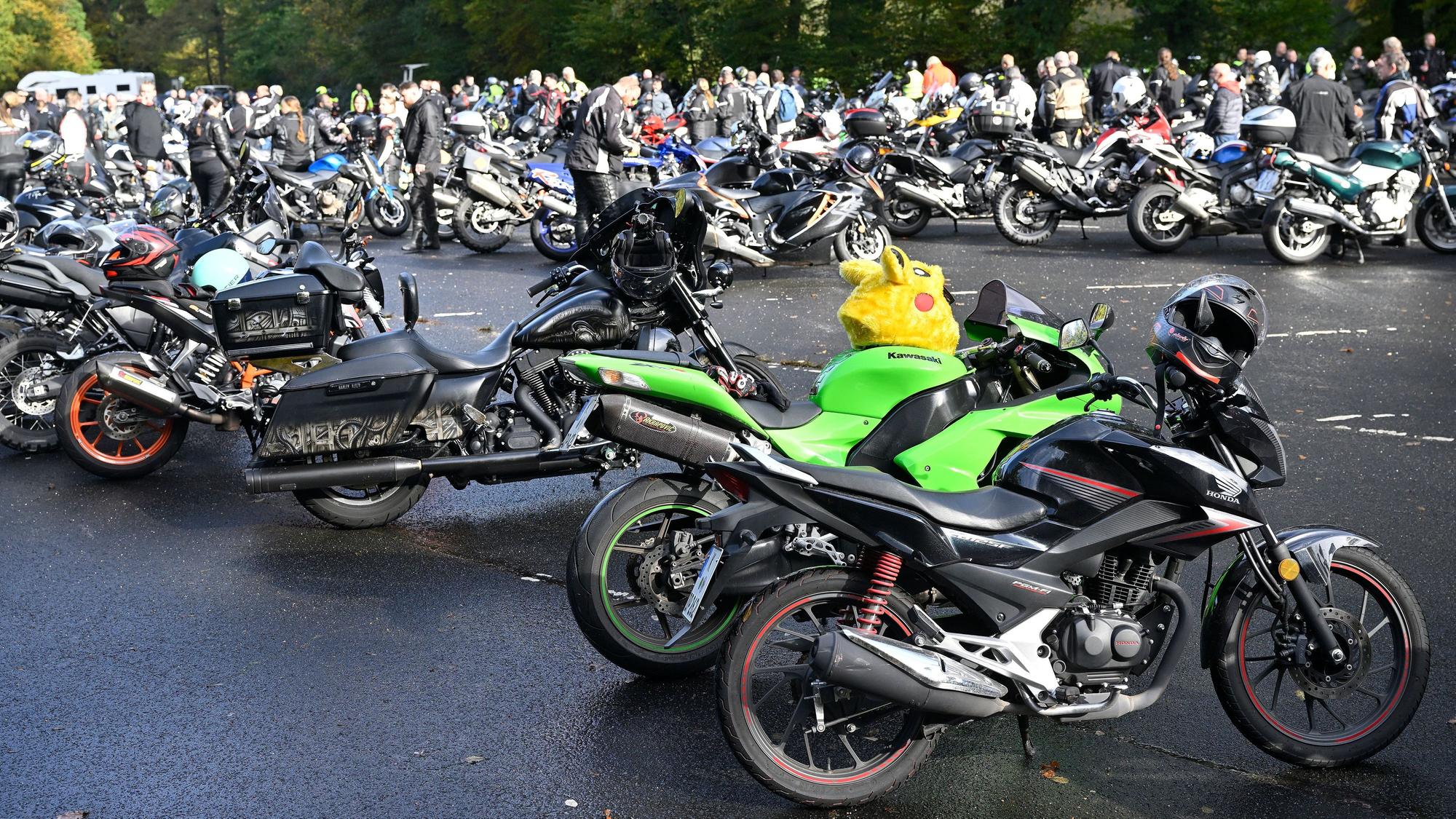 1.000 Biker mit ihren Motorrädern auf dem Parkplatz am Märchenwald Altenberg.