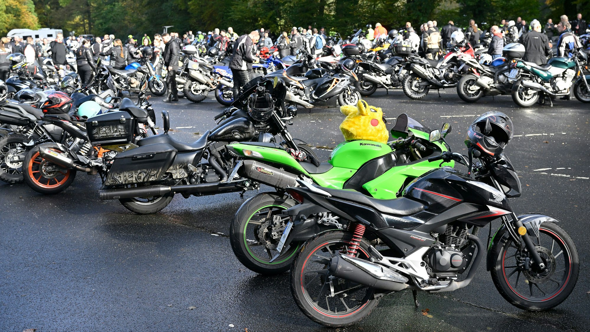 1.000 Biker mit ihren Motorrädern auf dem Parkplatz am Märchenwald Altenberg.