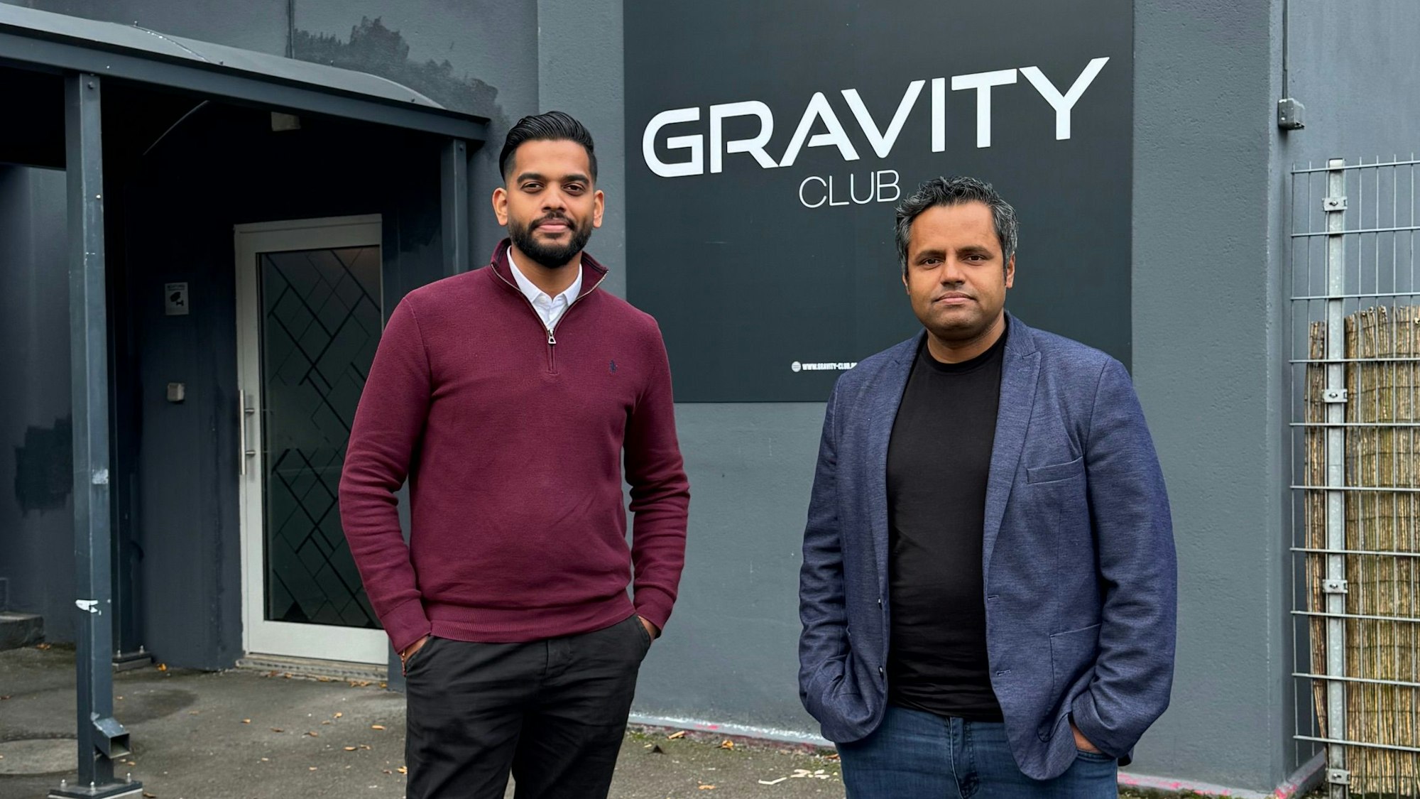 Ordin Thanapalasingham (l.) und Arun Jesuthasan stehen vor dem Club „Gravity“ in Gummersbach.
