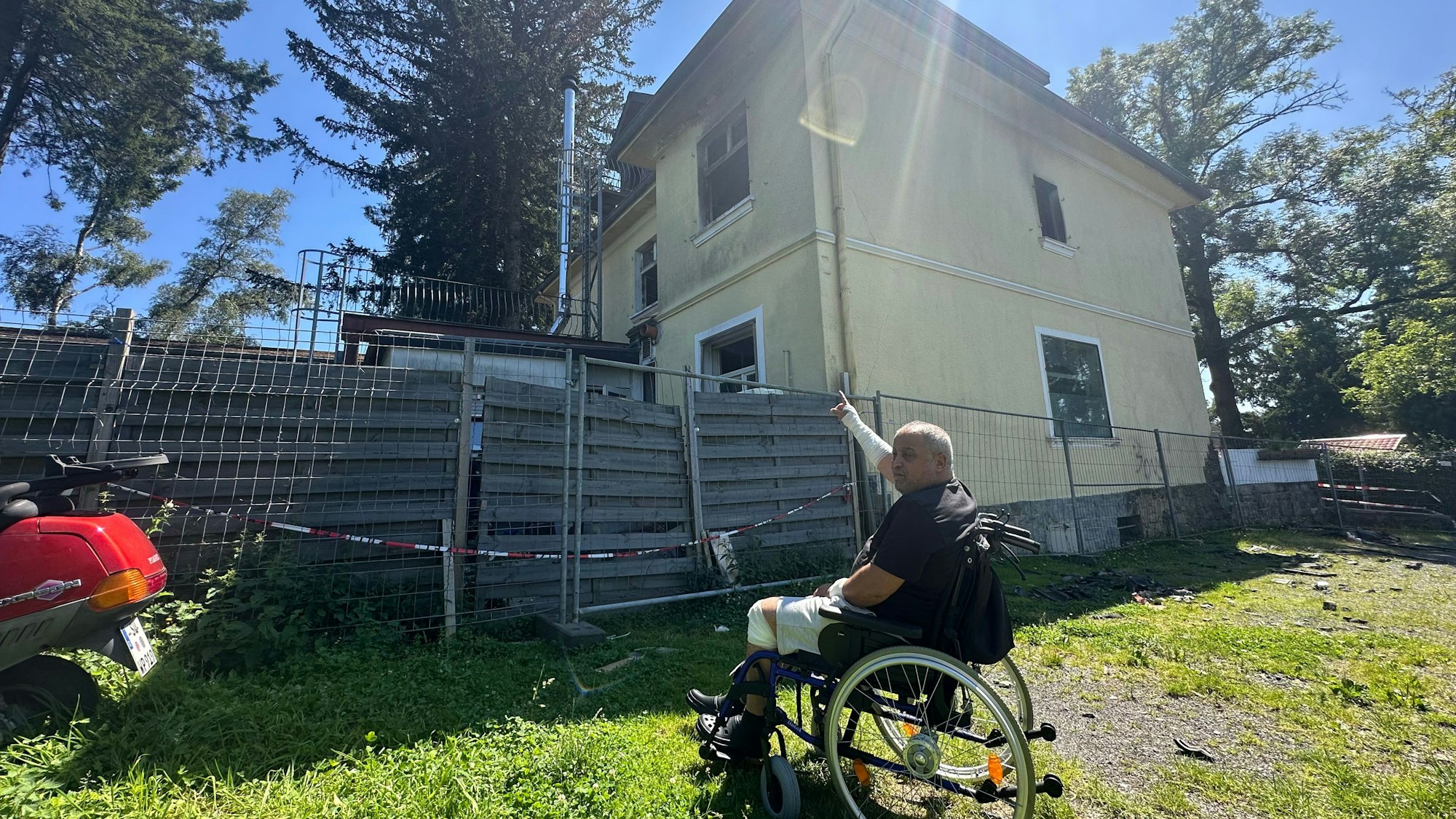 Kurz nach dem schweren Brand zeigt Ayari Riathi auf die Stelle, von der aus er in die Tiefe gesprungen ist.