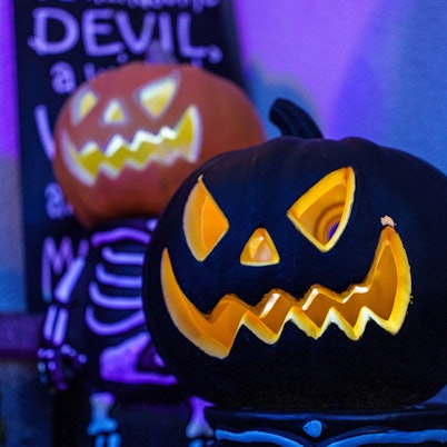 Illuminierte Kürbisse stehen im Vorgarten. (zu dpa: «Hessischer Handel erwartet mehr Umsatz mit Halloween») +++ dpa-Bildfunk +++