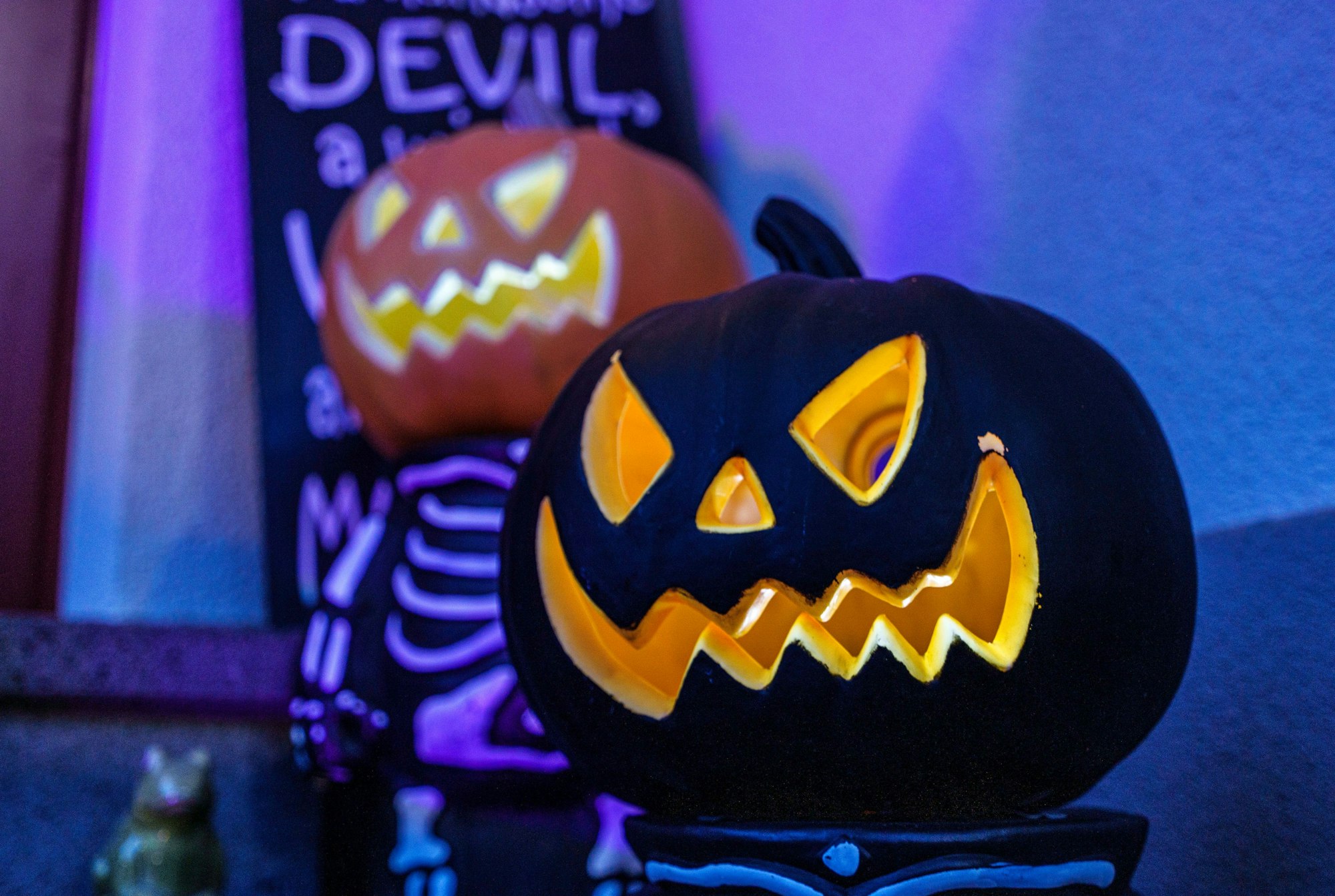 Illuminierte Kürbisse stehen im Vorgarten. (zu dpa: «Hessischer Handel erwartet mehr Umsatz mit Halloween») +++ dpa-Bildfunk +++