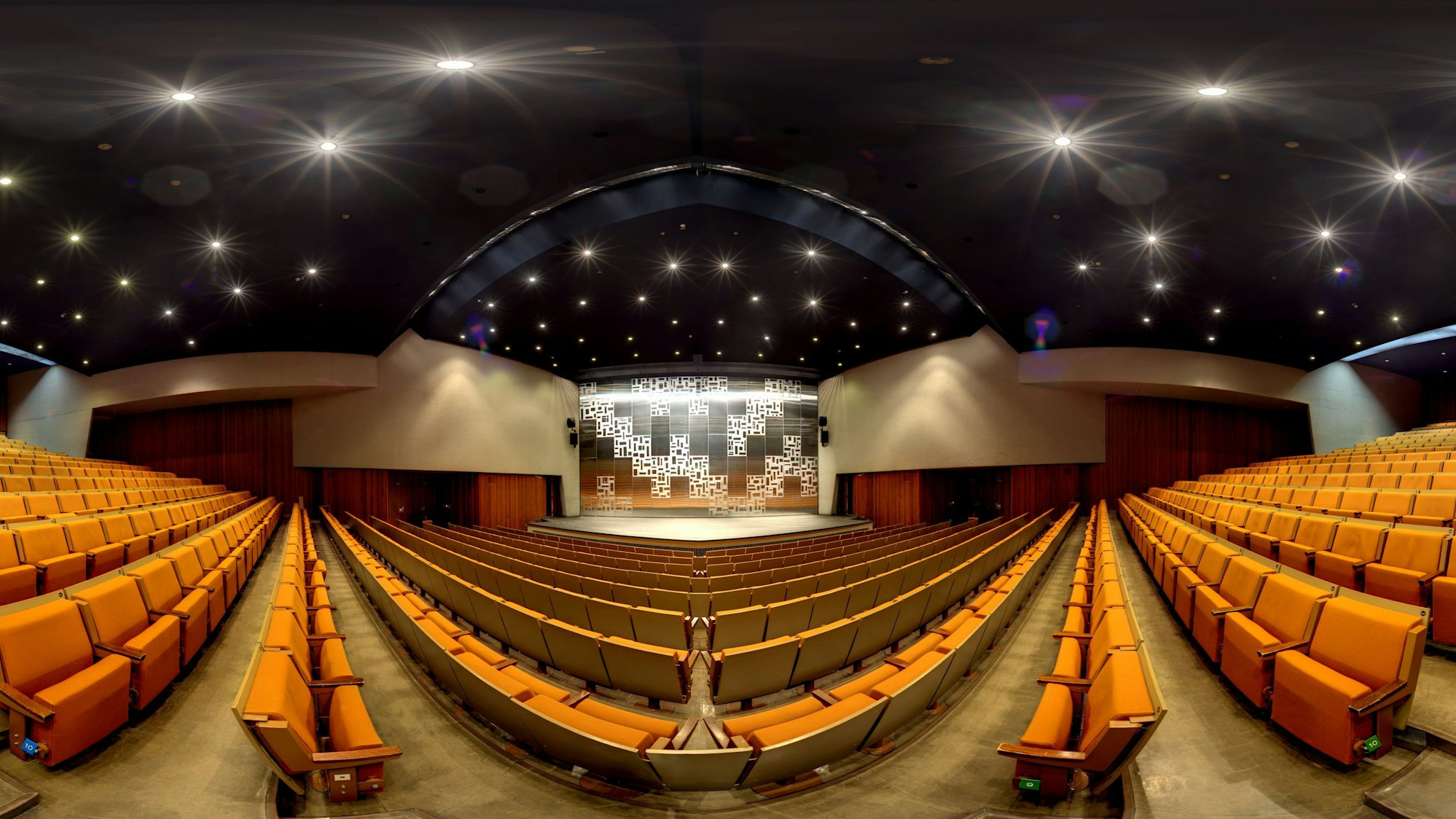 Blick in den Saal des Bühnenhauses.