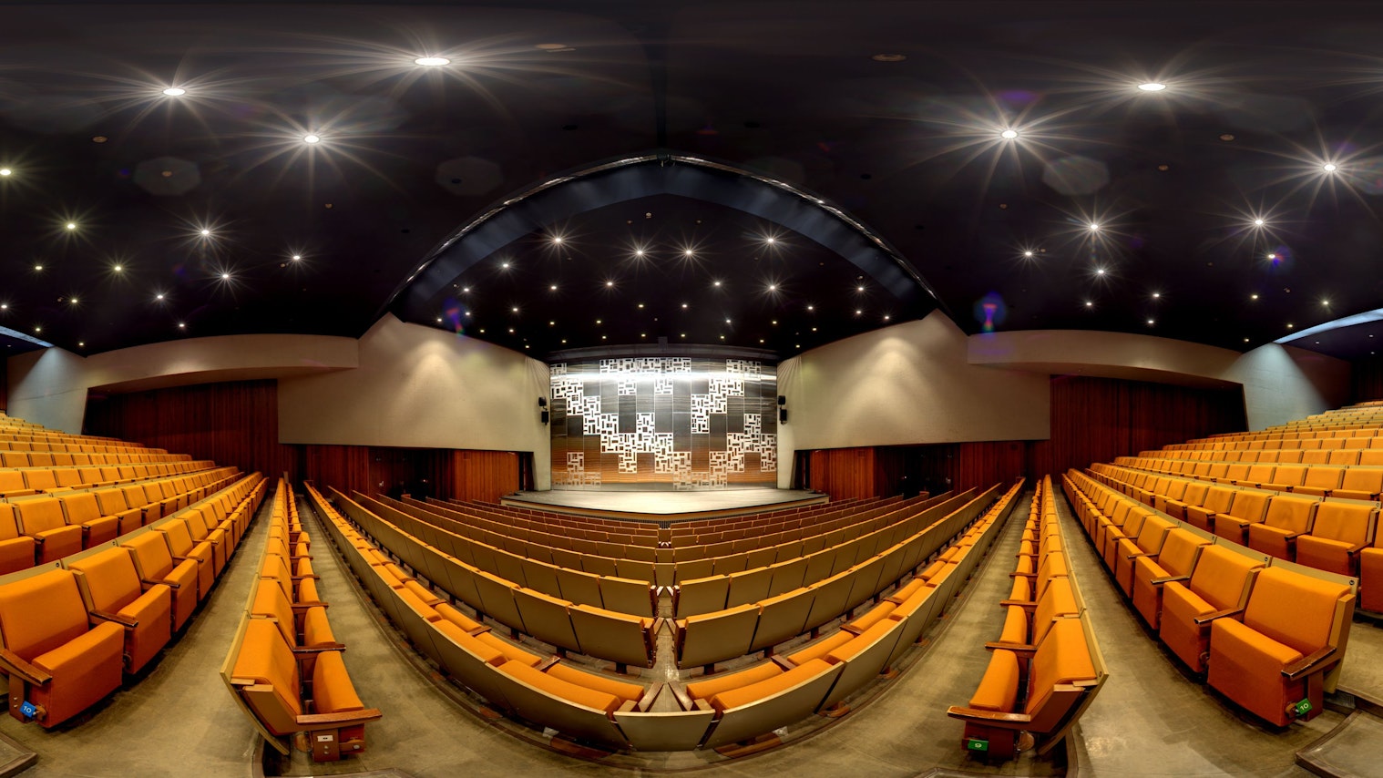 Blick in den Saal des Bühnenhauses.