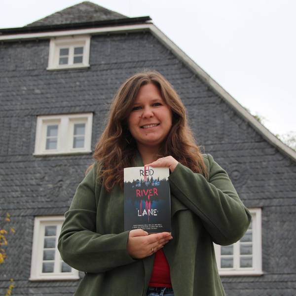 Autorin Jennifer Ebbinghaus aus Wipperfürth hält ihr Buch in den Händen.