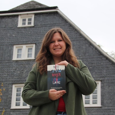 Autorin Jennifer Ebbinghaus aus Wipperfürth hält ihr Buch in den Händen.