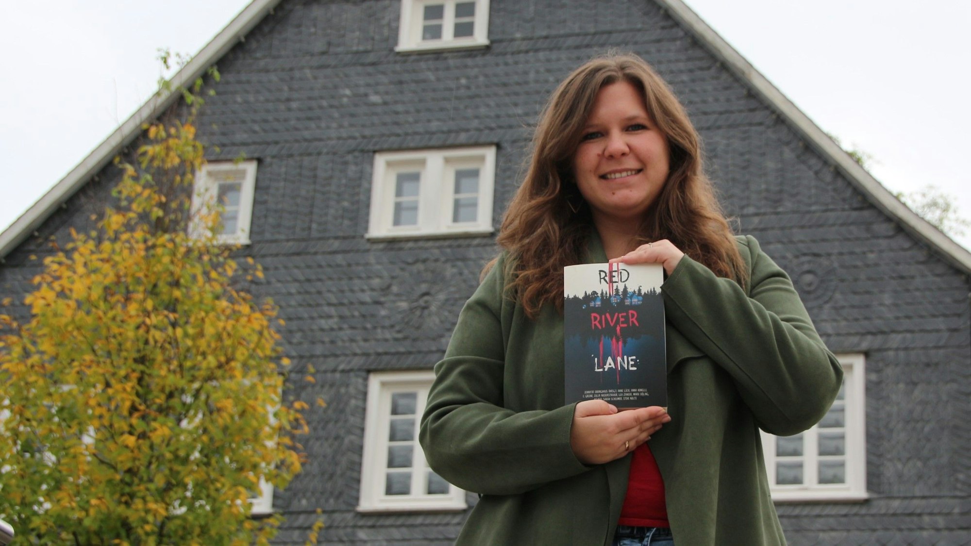 Autorin Jennifer Ebbinghaus aus Wipperfürth hält ihr Buch in den Händen.