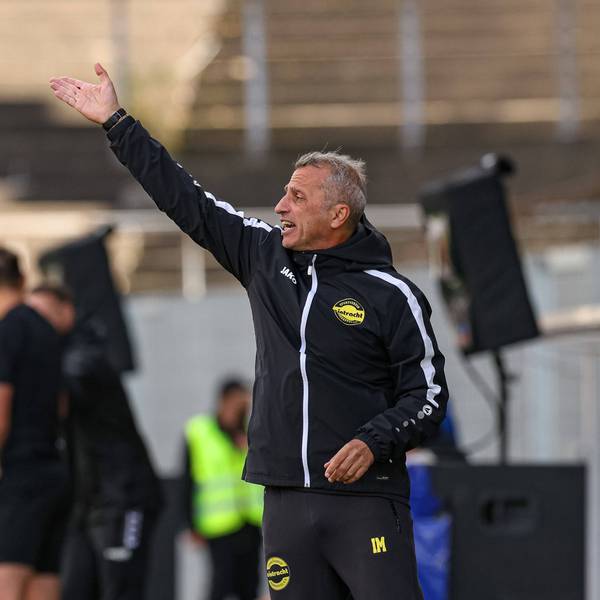 Hohkeppels Trainer Iraklis Metaxas steht gestikulierend am Spielfeldrand.
