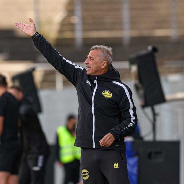Hohkeppels Trainer Iraklis Metaxas steht gestikulierend am Spielfeldrand.