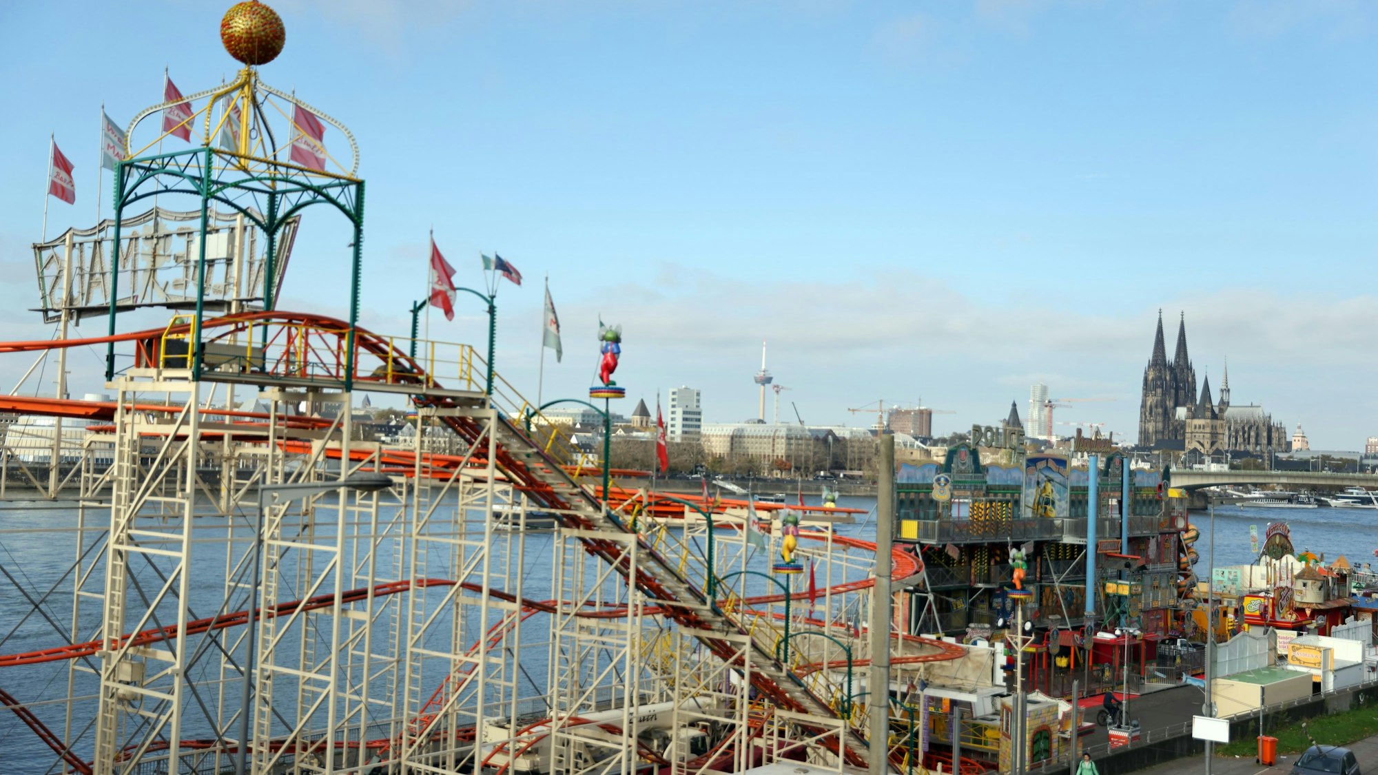 Die Achterbahn „Wilde Maus“ am Deutzer Rheinufer.