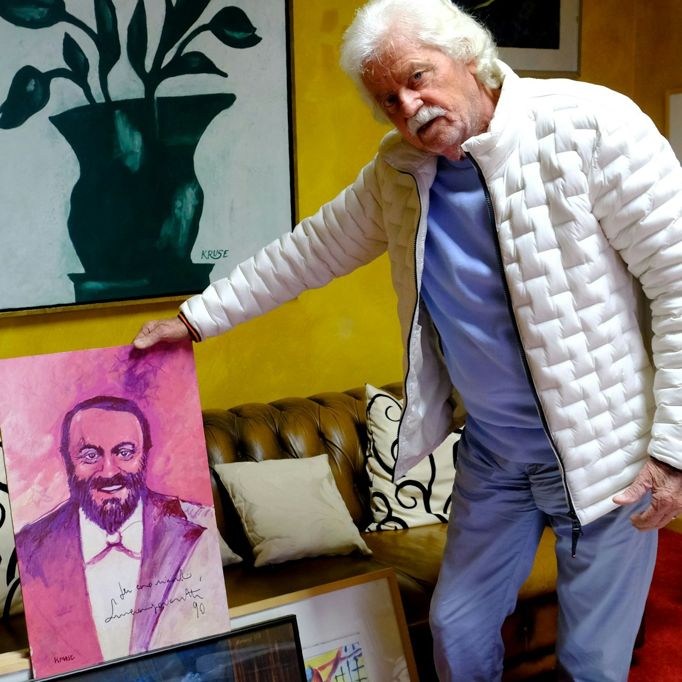 Der Maler Franz Kruse zeigt ein pinkfarbenes Bild, das den Tenor Luciano Pavarotti darstellt.
