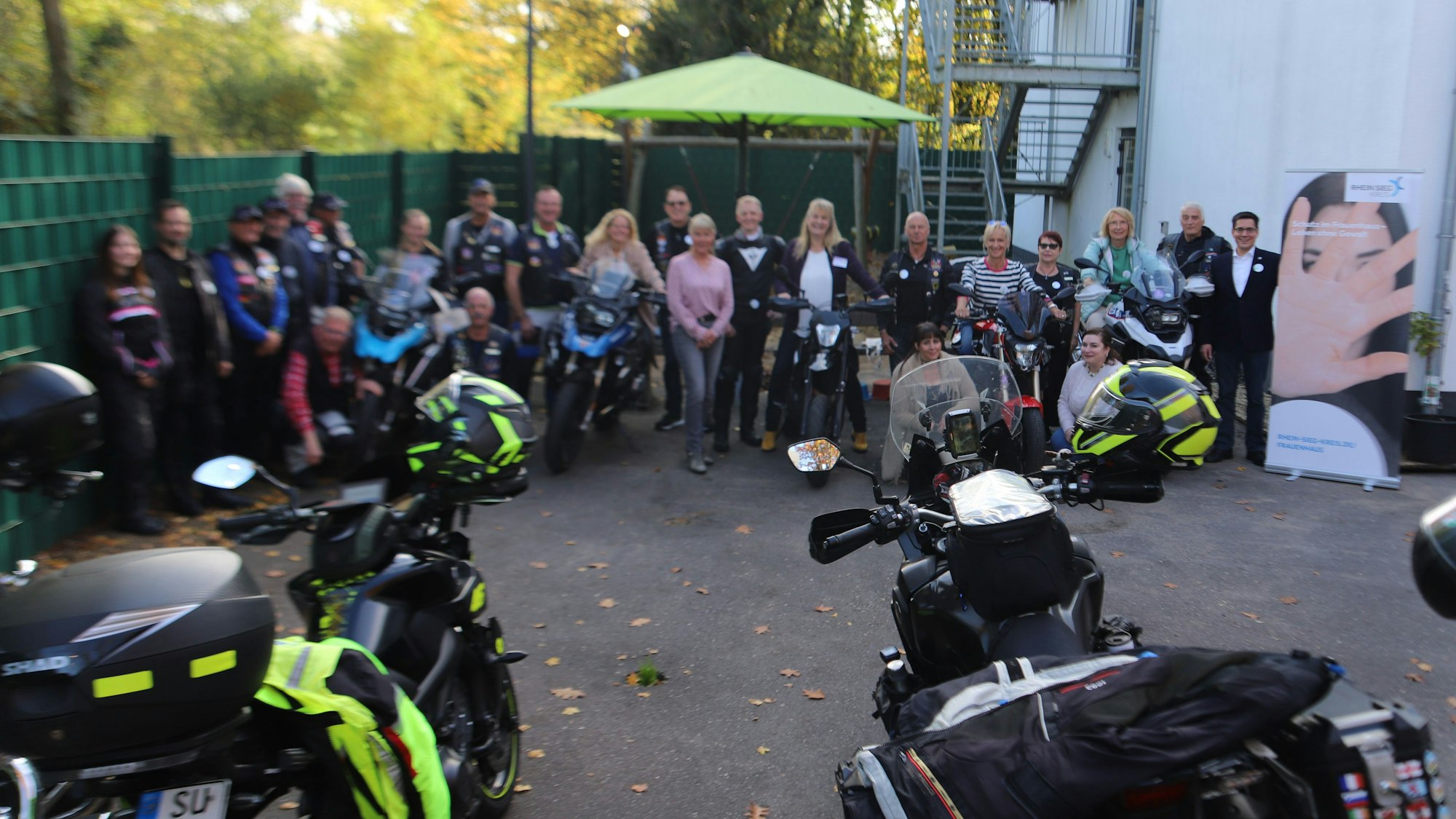 Die Biker in der Bundespolizei brachten ihre Spende aus 2023 ins Frauenhaus nach Sankt Augustin.