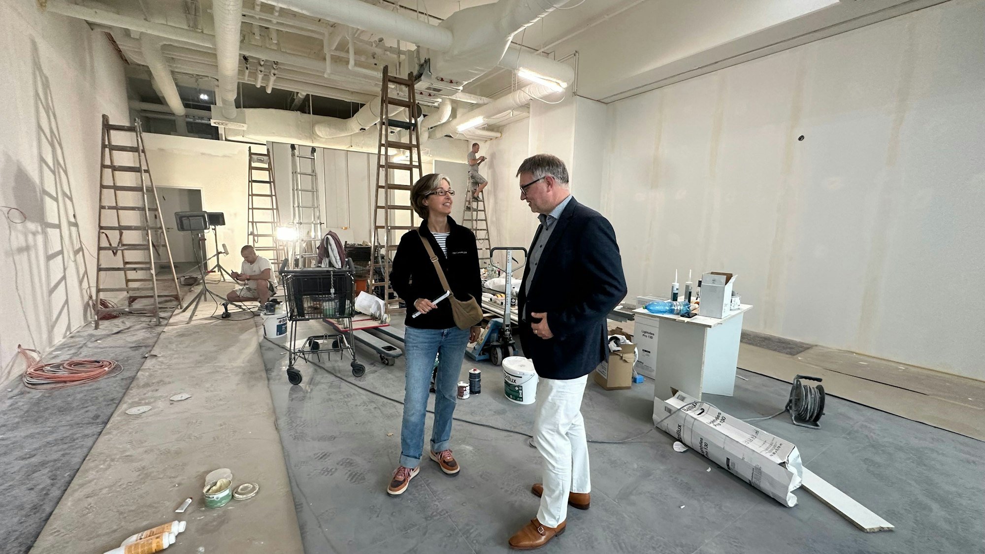 Umbau Huma, Bauleiterin Manon Stockhammmer und Center-Manager Nicolas Simmich in einem Ladenlokal für die Outlet-Ebene im Huma