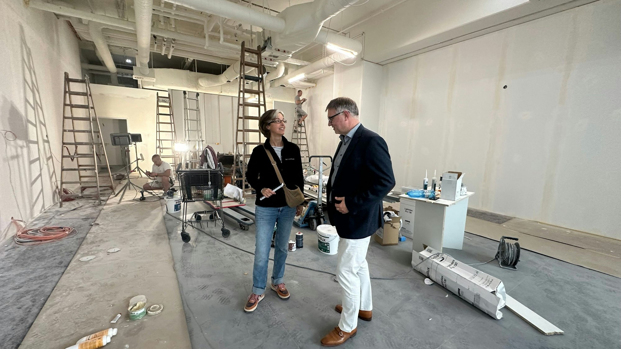 Umbau Huma, Bauleiterin Manon Stockhammmer und Center-Manager Nicolas Simmich in einem Ladenlokal für die Outlet-Ebene im Huma