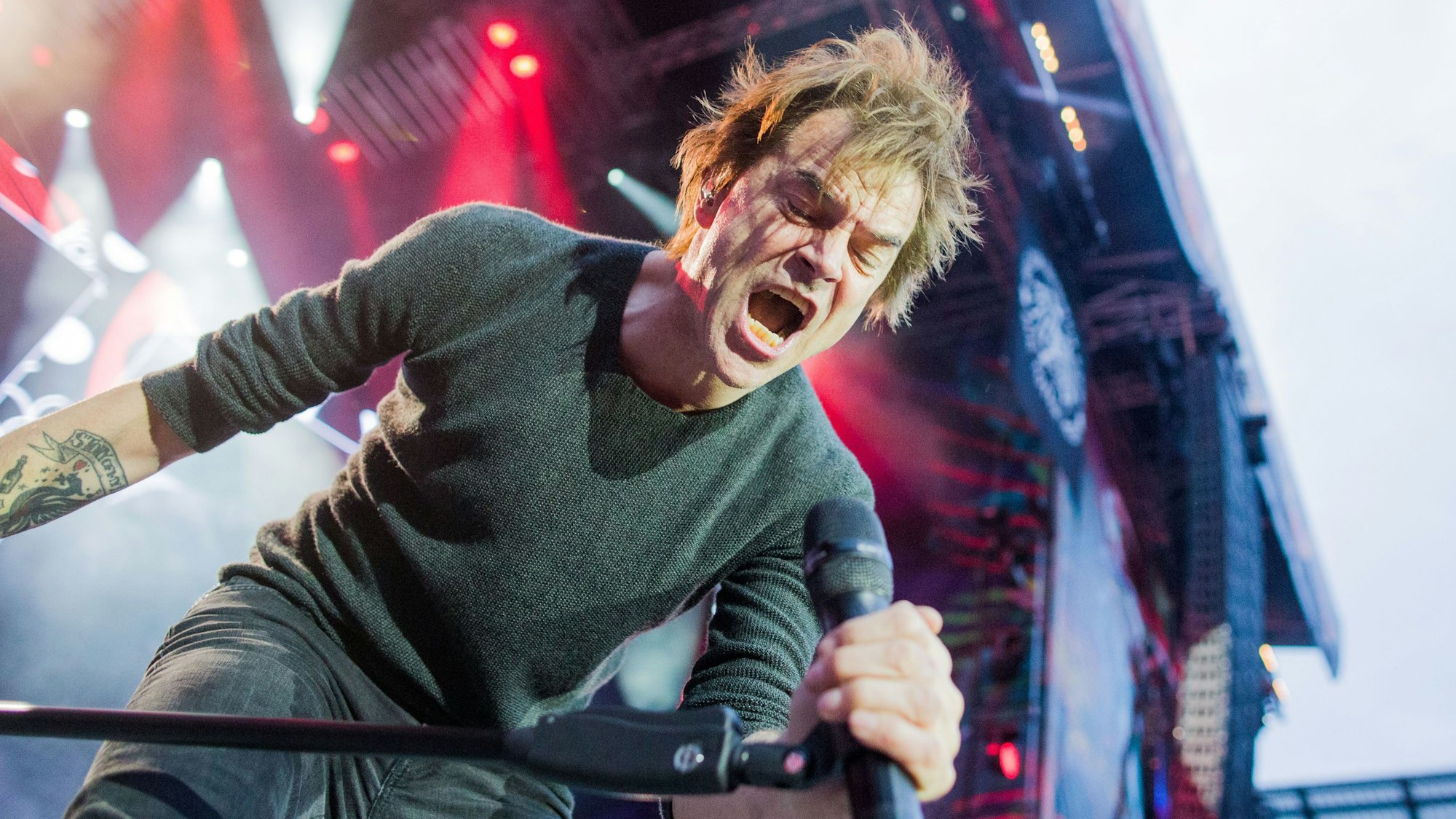 Campino steht während eines Konzerts auf der Bühne.