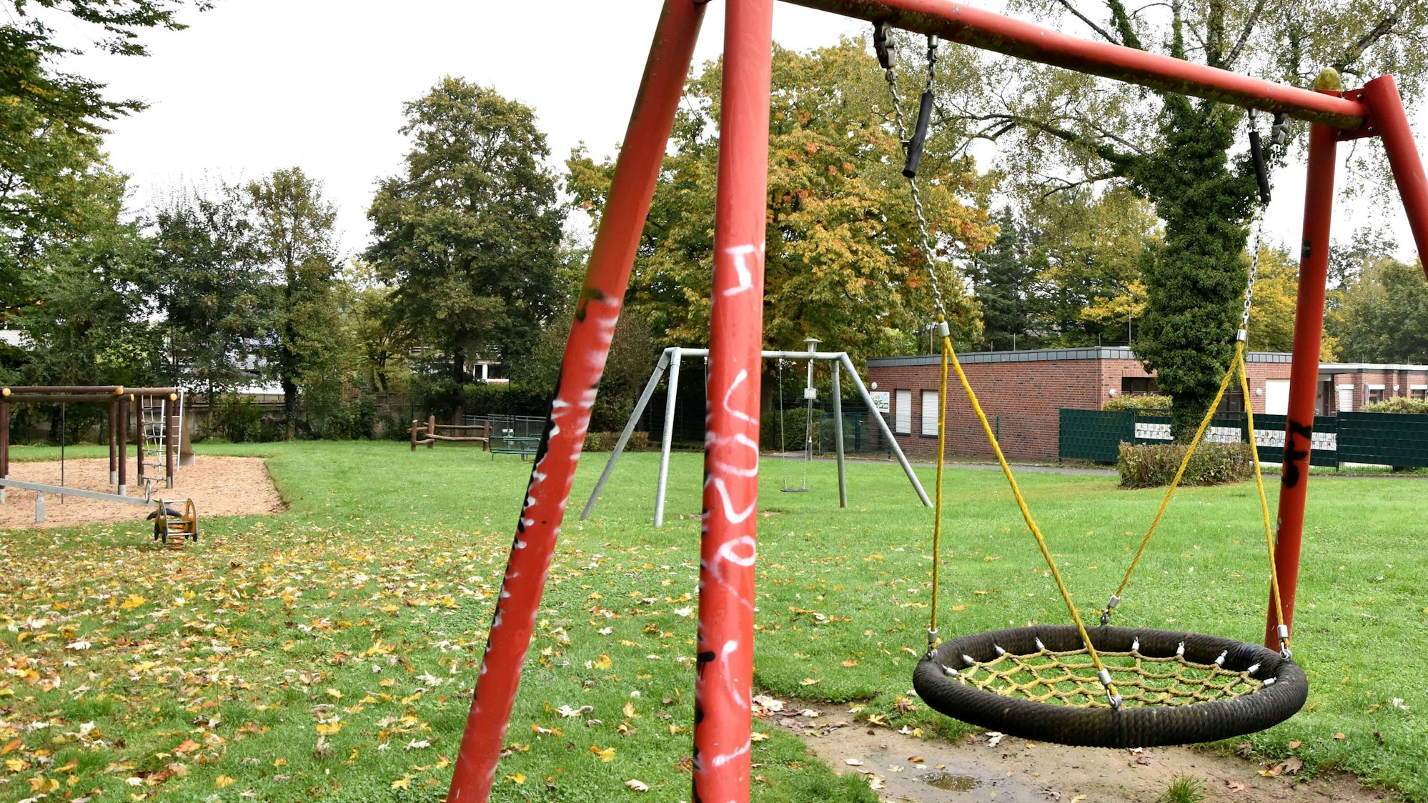 Zu sehen ist ein Spielgerät auf einem Spielplatz.