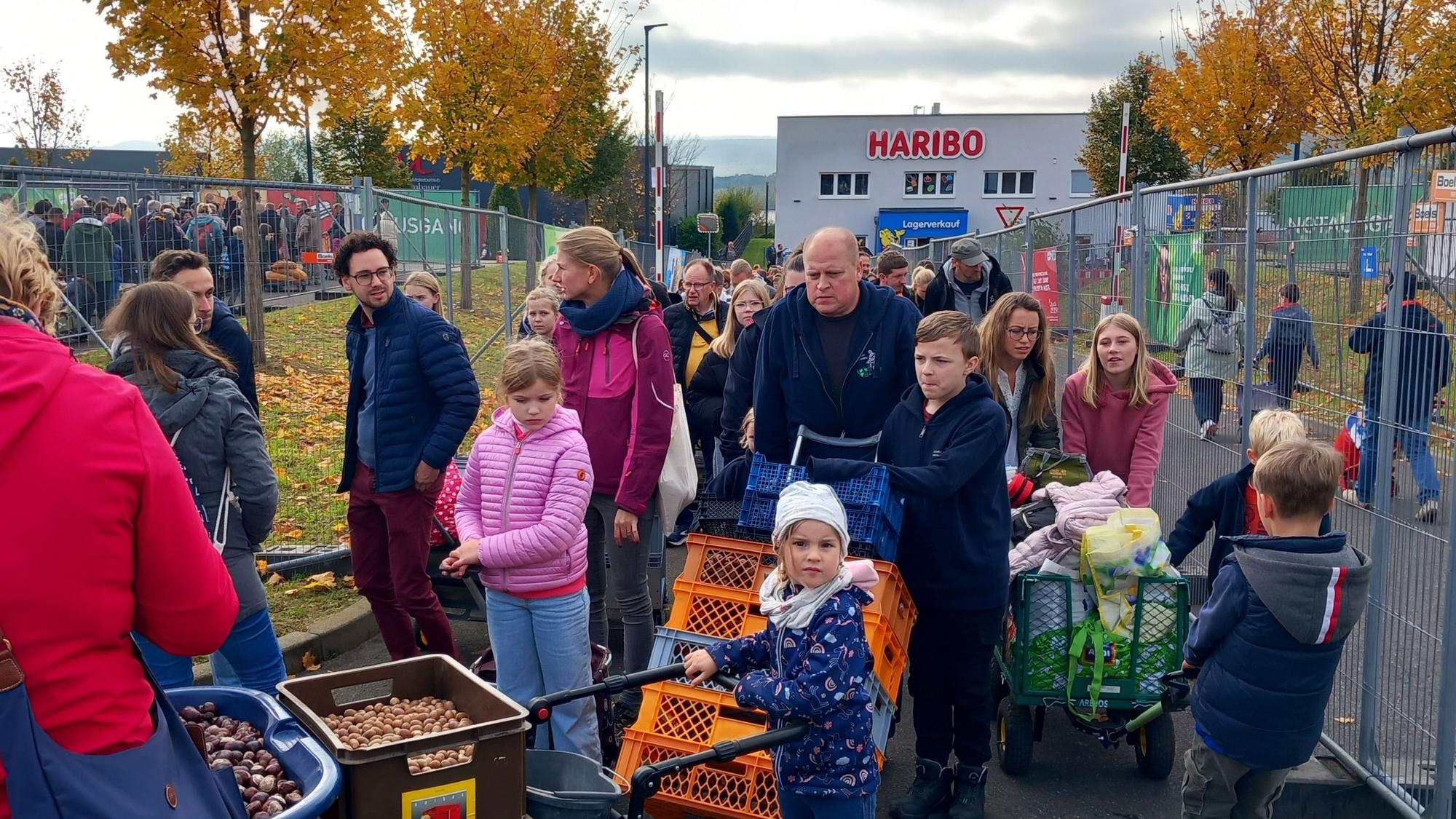 Kastanienaktion bei Haribo. Gut eine Stunde Schlangestehen an der Abgabestelle in der Grafschaft, ist ein Ding wie nix.