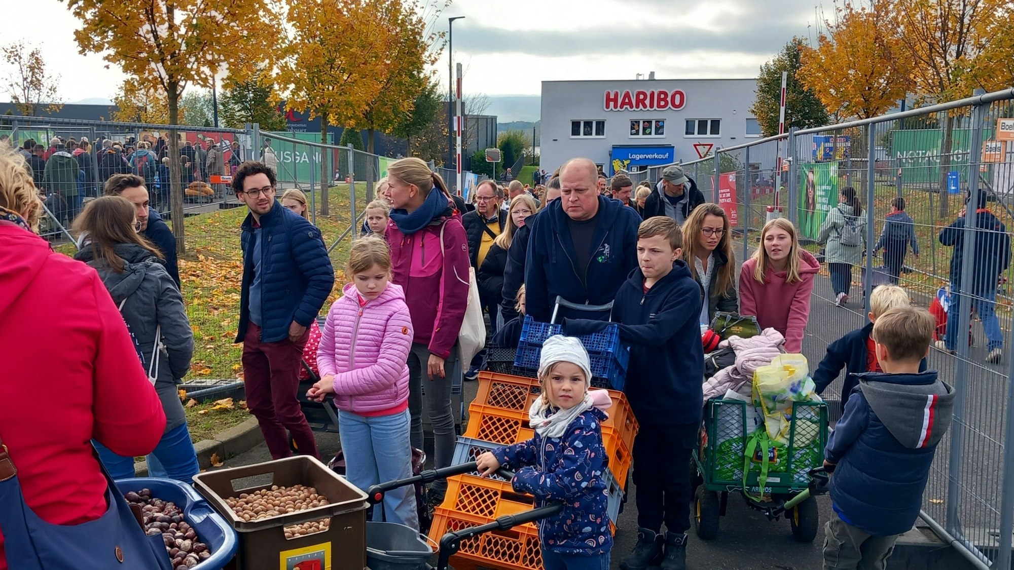 Kastanienaktion bei Haribo. Gut eine Stunde Schlangestehen an der Abgabestelle in der Grafschaft, ist ein Ding wie nix.