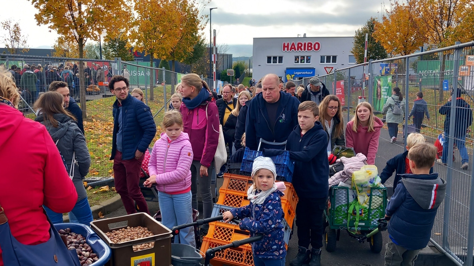 Kastanienaktion bei Haribo. Gut eine Stunde Schlangestehen an der Abgabestelle in der Grafschaft, ist ein Ding wie nix.