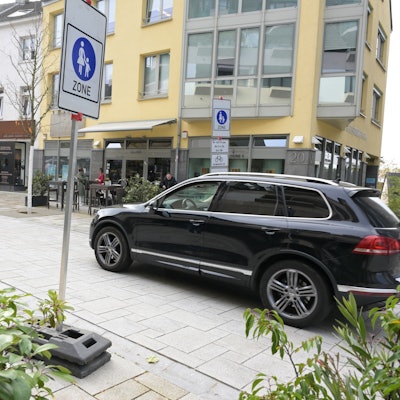 Dieses Bild soll der Vergangenheit angehören: Die Temporäre Fußgängerzone in der Schloßstraße ist nicht rechtens, die Schilder müssen abgebaut werden.