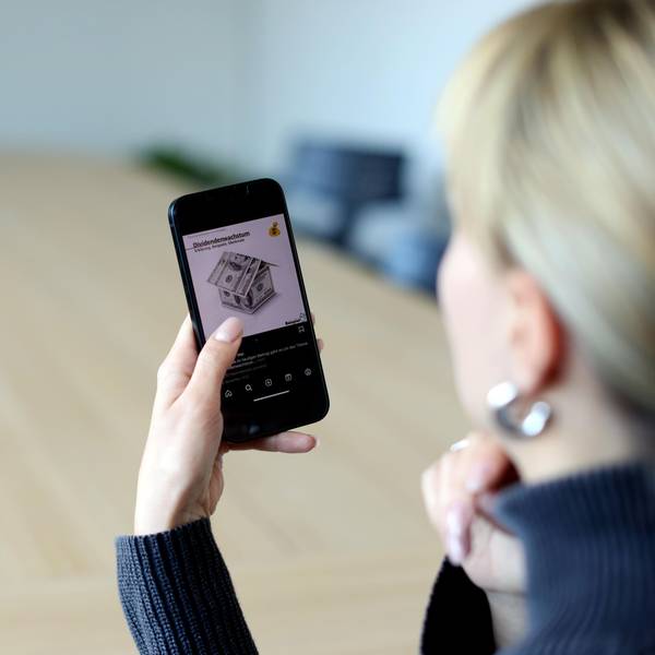 Eine Frau guckt auf ein Handy