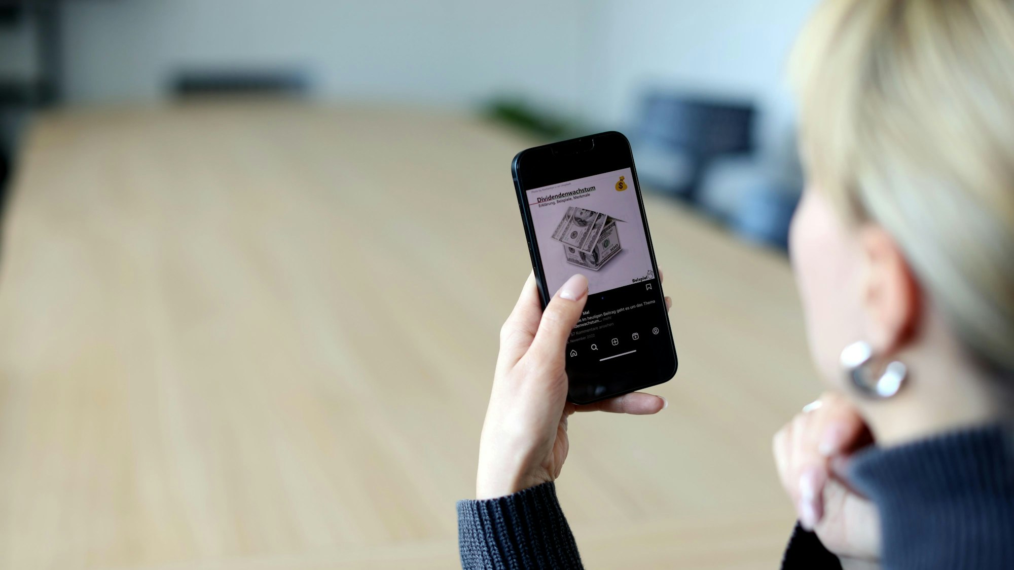 Eine Frau guckt auf ein Handy