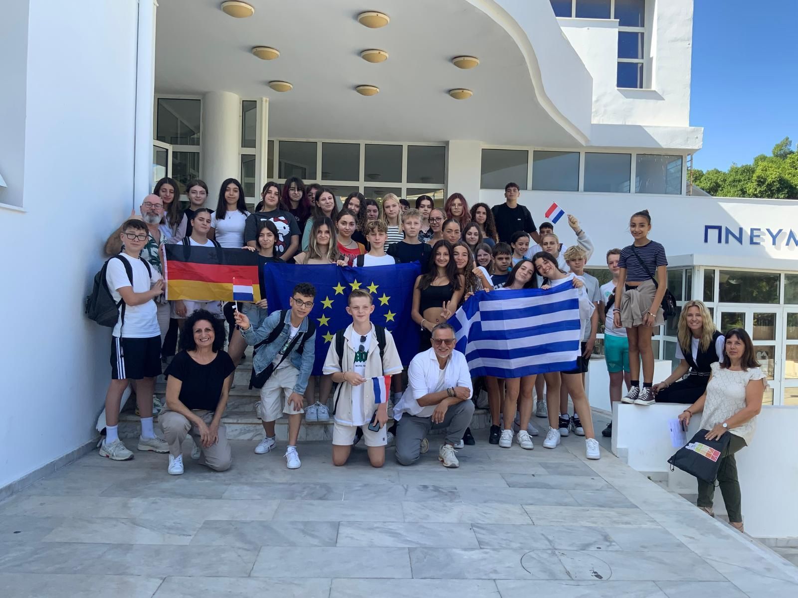 Das Bild zeigt Schülerinnen und Schüler, die diverse Flaggen hochhalten.