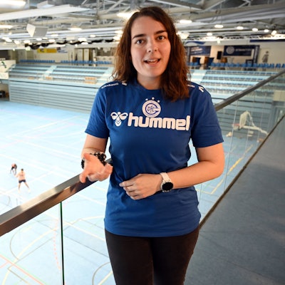 Theresa Wiesen im Interview mit der Schwalbe-Arena im Hintergrund.