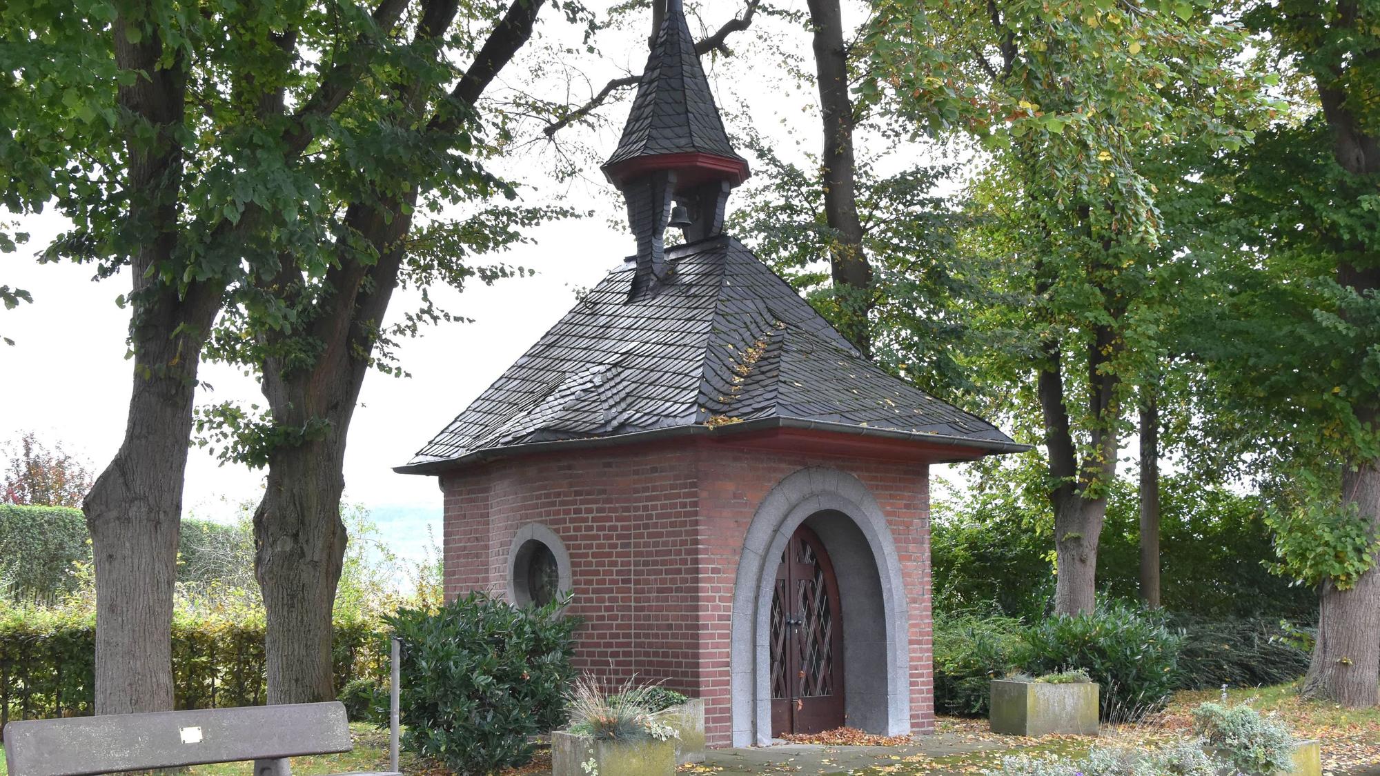 Zu sehen ist eine kleine Kapelle aus Backstein.